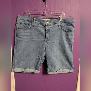 💜 Levi Strauss Classic Bermuda Light Wash Cuffed Shorts